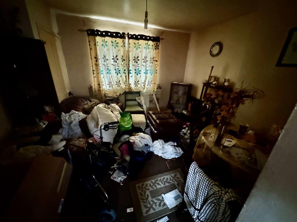 Lot: 81 - THREE-BEDROOM SEMI-DETACHED FOR IMPROVEMENT - Dining room
